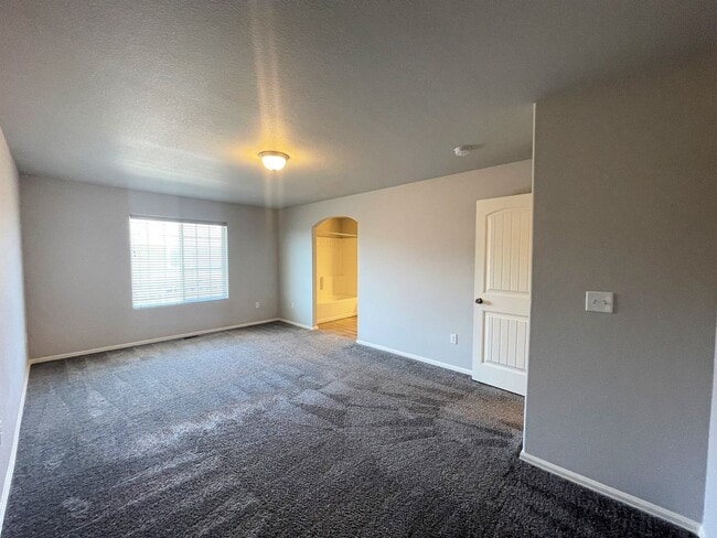 Building Photo - Townhome w/ 2 car garage, A/C-Newer, Low Maintance, & Conviniently Located