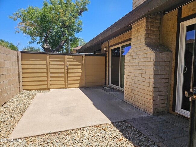 Building Photo - 1622 W Village Way
