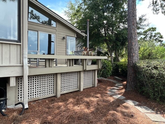 Building Photo - Beautiful Furnished Marsh Front Home - 6 mo Lease Term