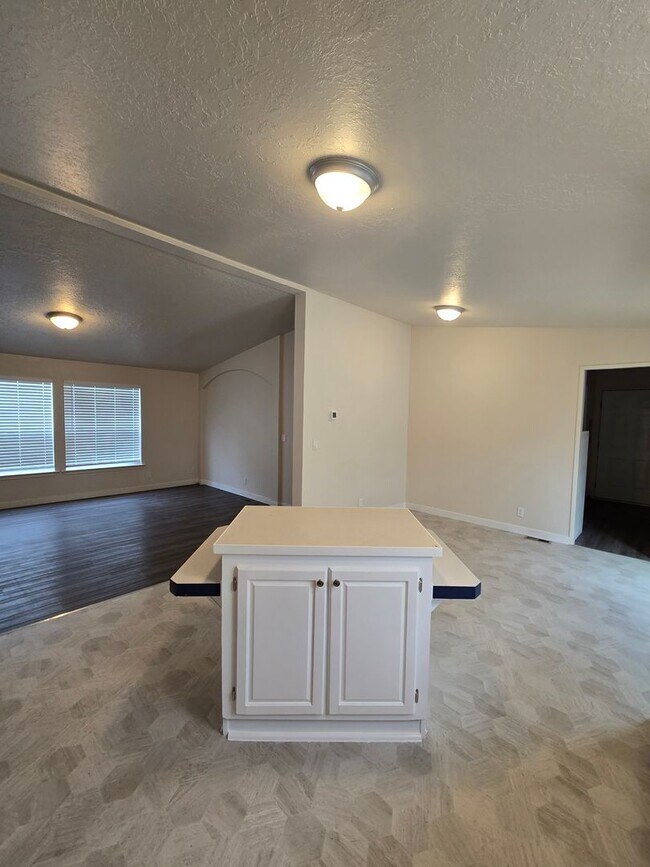Building Photo - Pet Friendly 3 Bed / 2Bath Home w/ Carport
