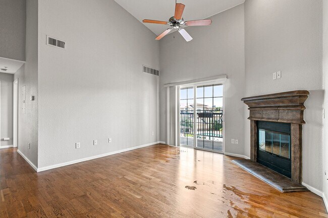 Building Photo - Awesome Penthouse Condo in Town Center Terrace!