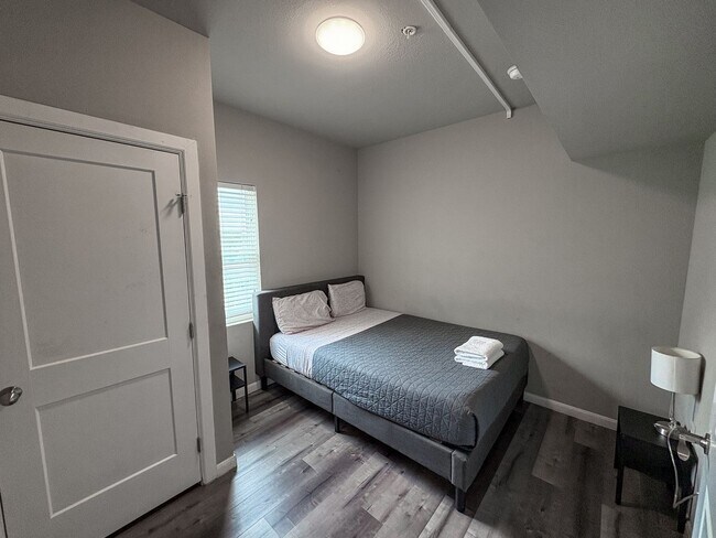 Building Photo - 4 Bed / 2 Bath in West Campus – Bring Your Roommates