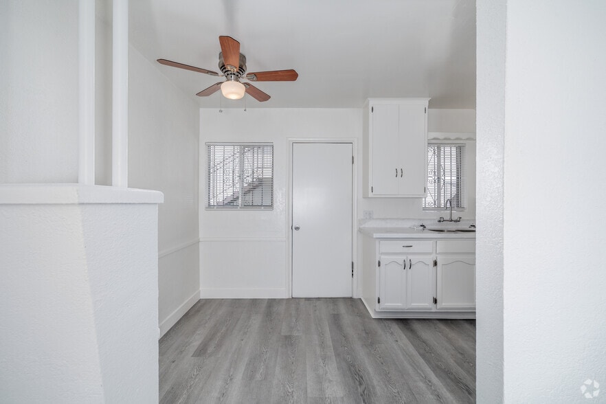 1BR, 1BA - 500SF - Kitchen - 903 N Sloan Ave.