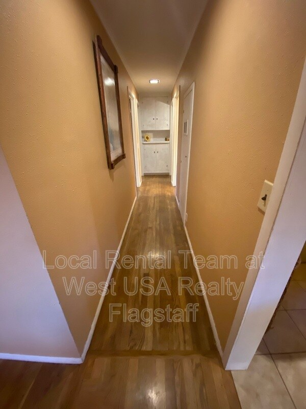 Building Photo - 1620 N Sunset Dr