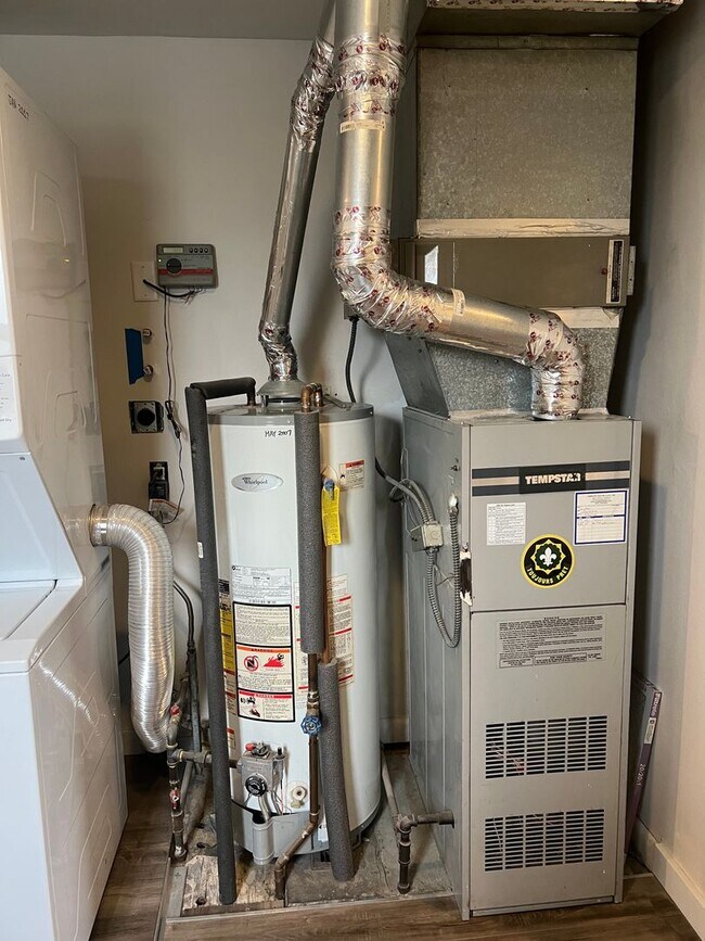 Building Photo - Renton 2 bedroom 1 bath home available now!