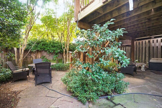 Building Photo - Cleveland Park 4 Bedroom plus den, 3.5 Bath