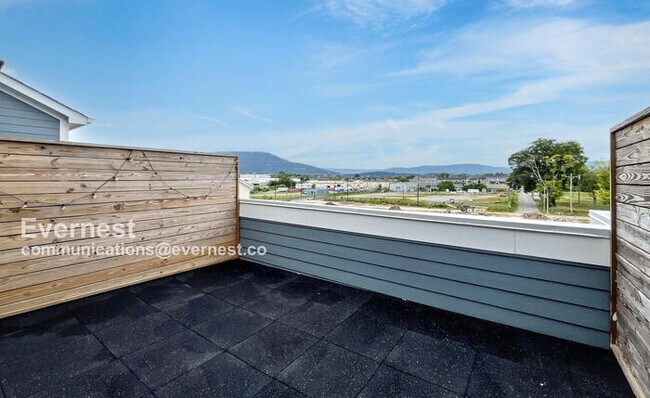 Building Photo - 1067 Montague Pl