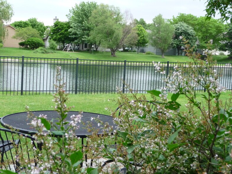 Building Photo - 2704 Cherry Hills Dr