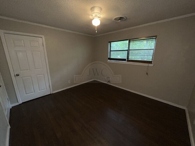 Building Photo - 601 Sutton Dr