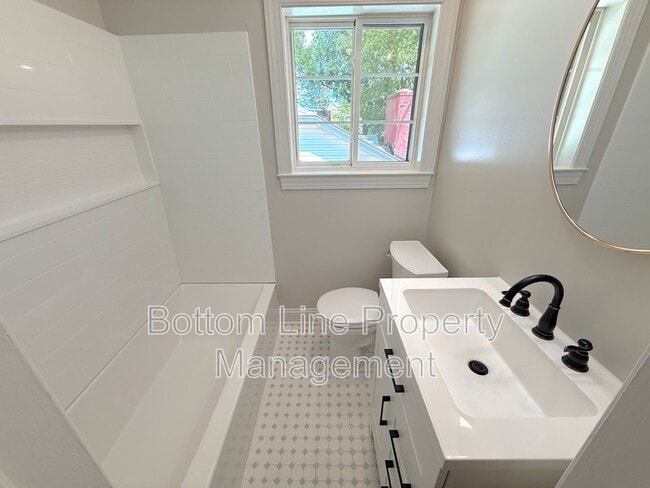 Building Photo - 1720 Garden Terrace