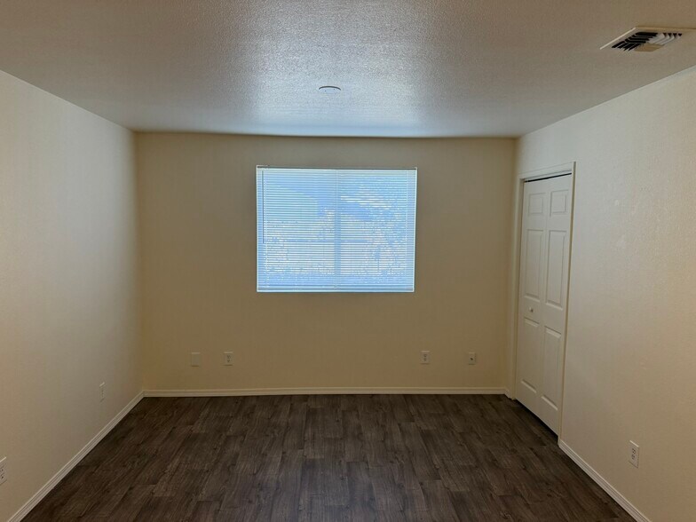 Building Photo - 902 SW Rogue River Ave