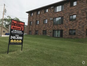 Building Photo - Large 4 Bedroom Apartment