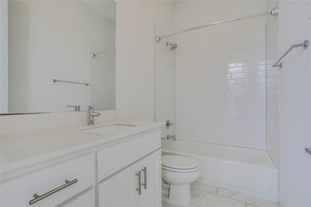 Building Photo - 112 E Oscar Dr