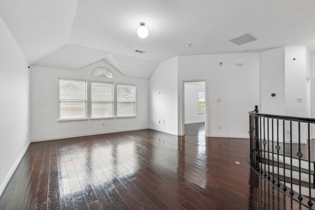 Building Photo - Luxurious in Little Elm