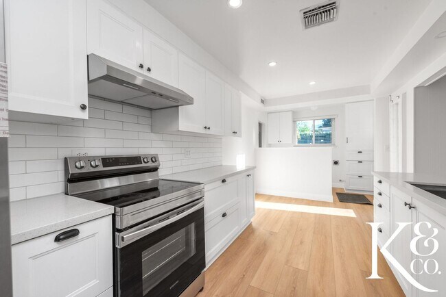 Building Photo - Charming 3-Bedroom Home with Pool in Prime...