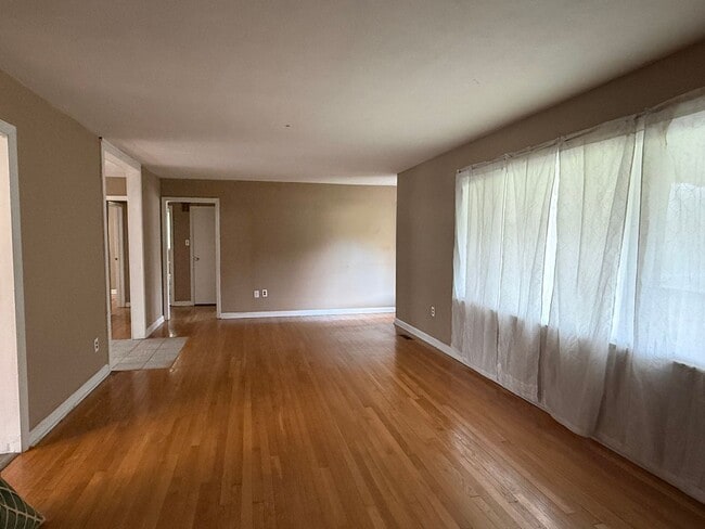 Building Photo - 3bed / 2 bath house near Race Track!