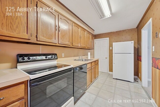 Building Photo - 325 Abbey Terrace