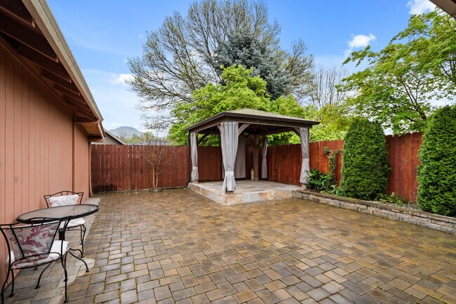 Building Photo - 2360 Temple Dr