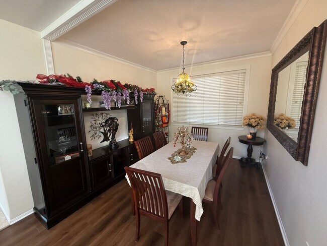 Building Photo - 4 Bedroom Home for Rent in Valencia Northp...