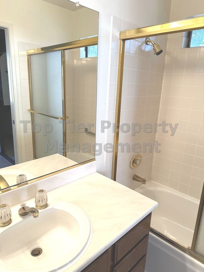 Building Photo - Very nice 2 bed, 2.5 bath, 1,178 sqft Walnut Creek Townhouse in desirable Main Chance Estates Dev...