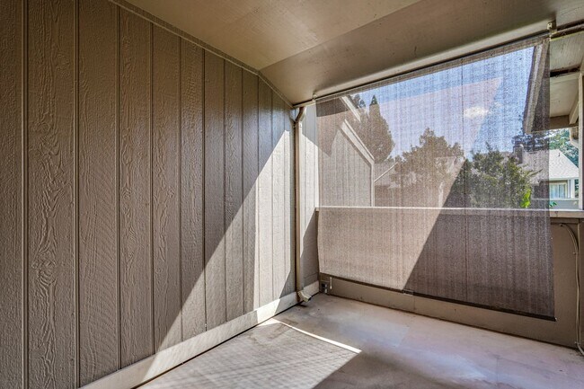 Building Photo - 2 bed 2 bath condo