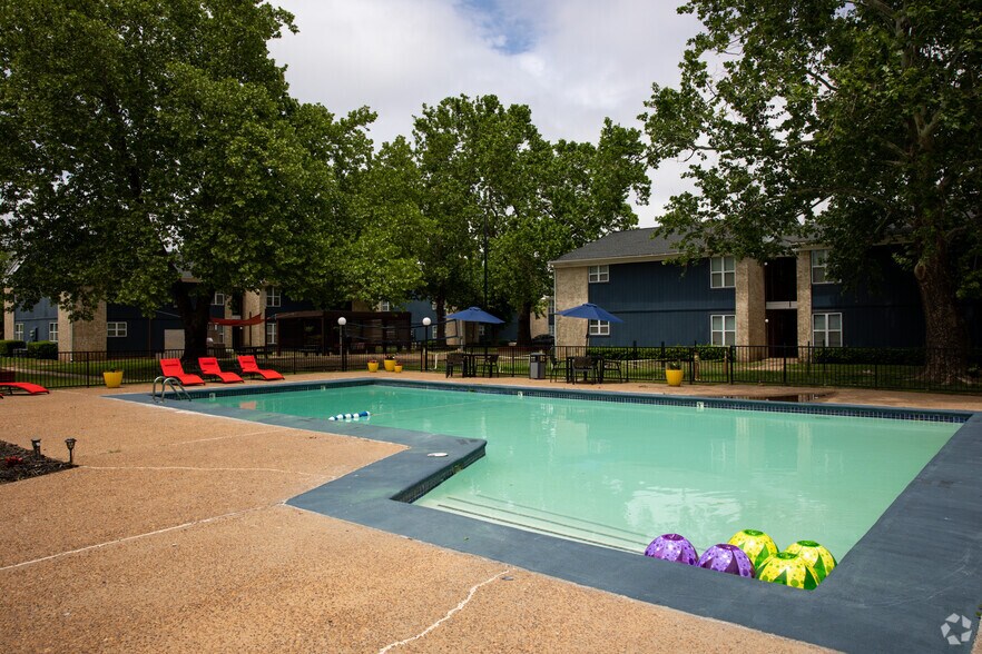 Main Pool - Charleston Apartments