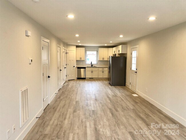 Building Photo - 413 2nd St Pl SE