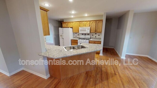 Building Photo - 15 Collenwood Rd