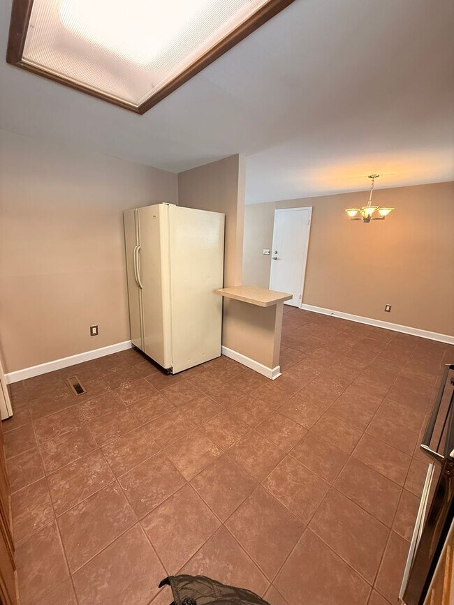 Building Photo - 2076 Terrylynn Ave