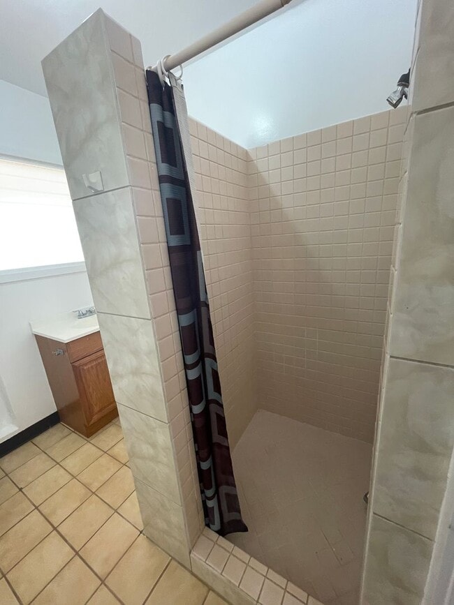 Building Photo - COZY KAIMUKI COTTAGE- UTILITIES AND PARKIN...