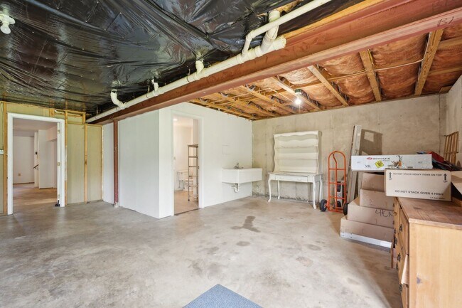 Building Photo - Charming One-Level Home Nestled Among Matu...