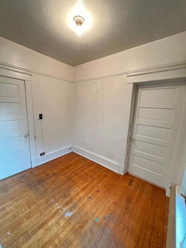 Building Photo - 910 N 22nd Ave W