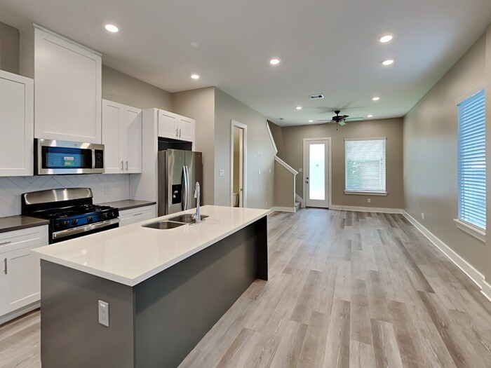 Building Photo - 223 Oriole St