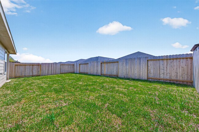 Building Photo - 3030 Lake Crest Dr