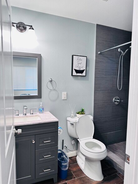 Building Photo - 2621 Wallace Ave