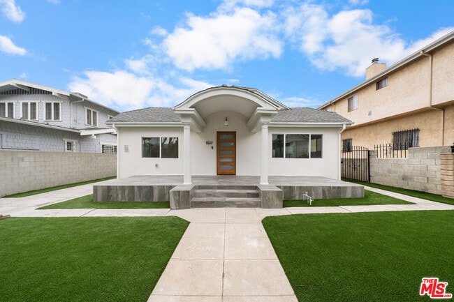 Primary Photo - 1537 N Kingsley Dr