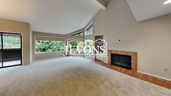 Building Photo - Top-floor 2-level condo with brand-new kit...