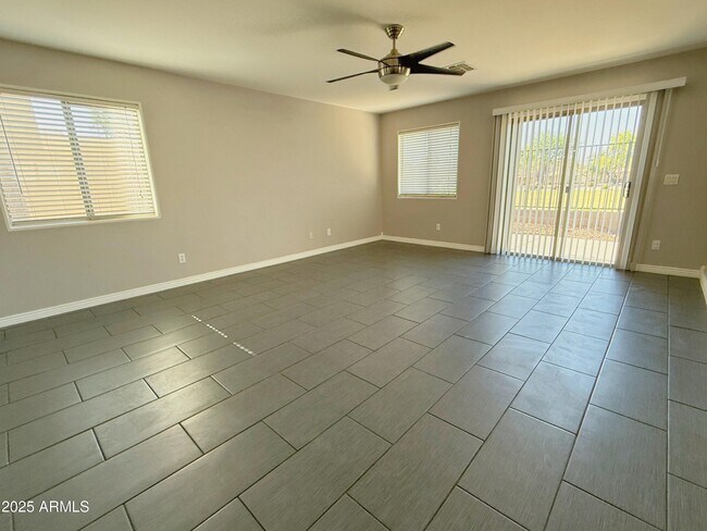Building Photo - 2528 E Meadow Creek Way