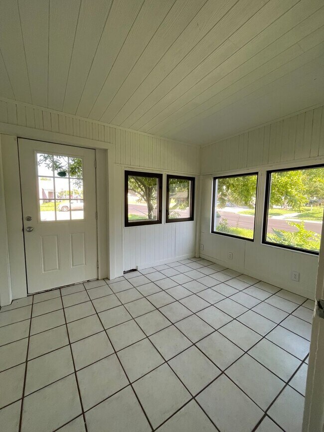 Building Photo - 5 Bedroom Available November