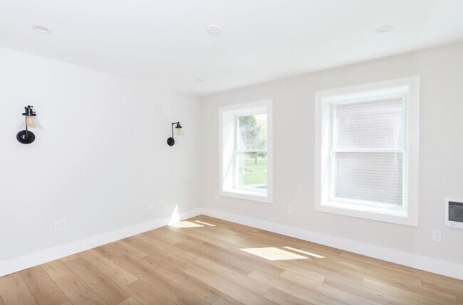 Building Photo - 1 Bedroom Home in Charlotte VT Available 11/1!