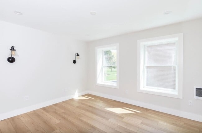 Building Photo - 1 Bedroom Home in Charlotte VT Available 9/1!