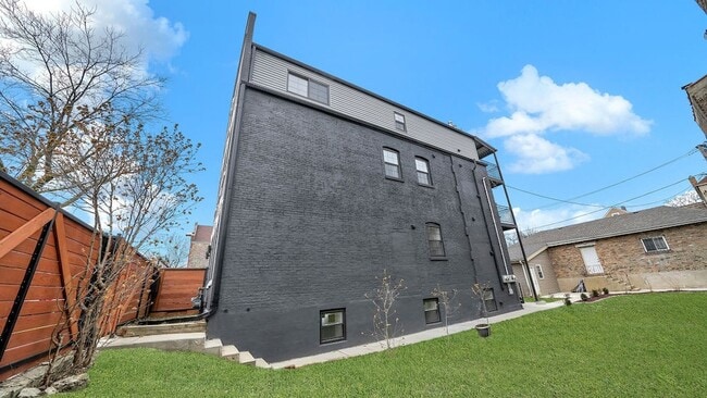 Building Photo - 2704 W 24th Pl