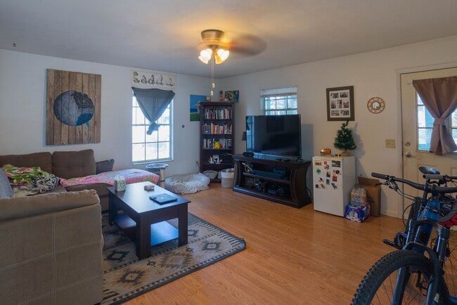 Building Photo - Beautiful House Near Downtown!!!