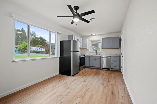 Building Photo - 441-443 Pheasant Ln - 443 Pheasant Ln. Santa Rosa, CA 95403