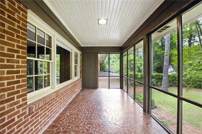 Building Photo - 2321 Tanglewood Rd