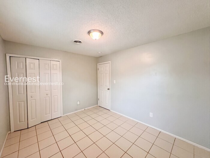 Building Photo - 742 Park Manor Dr