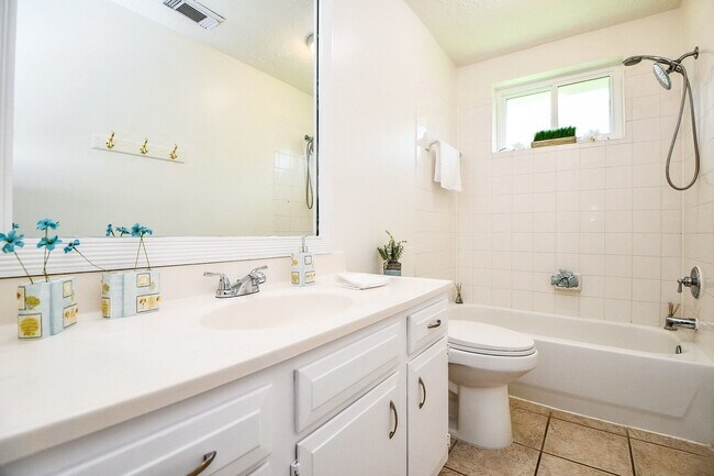 Building Photo - 16823 Cobble Ridge Dr