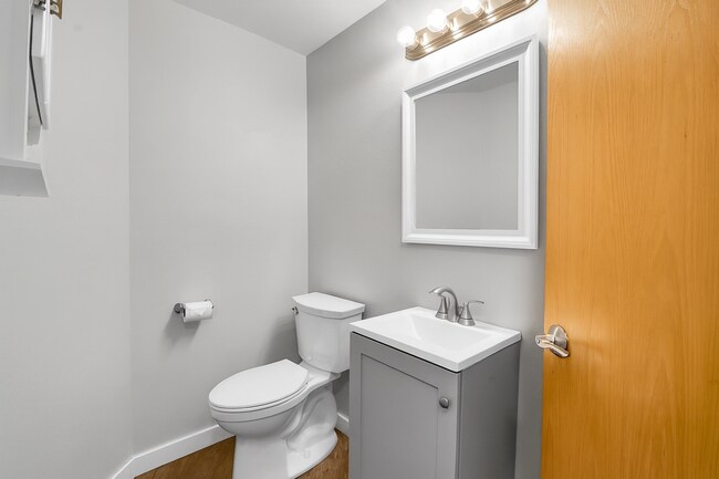 Building Photo - Beautiful 2 bed, 1.5 bath Townhome located in Edmonds $2395/mo.