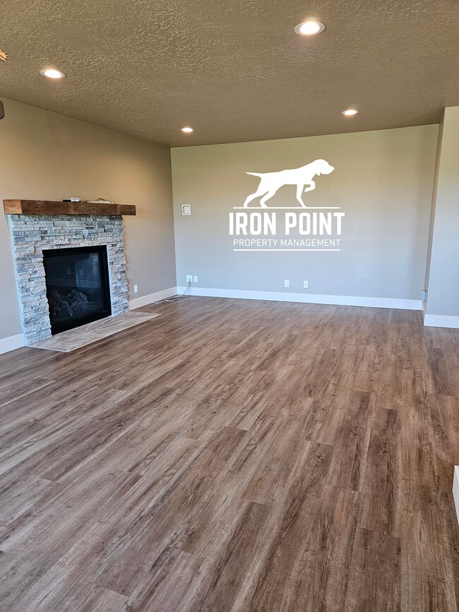 Building Photo - 2bed/1bath w/2 car garage & all appliances included.