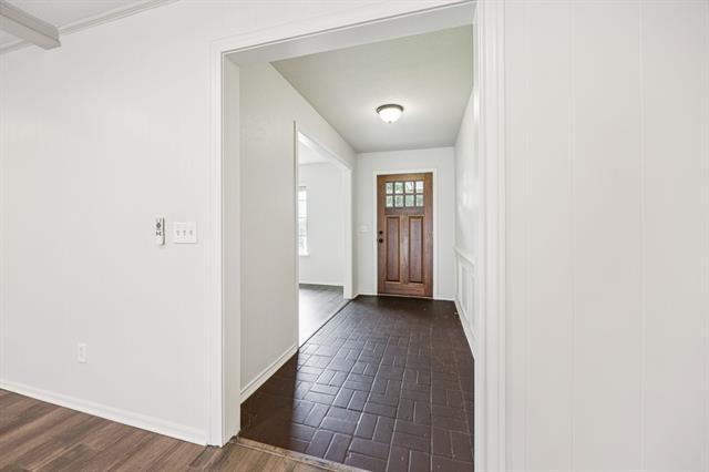 Building Photo - 1800 Midcrest Dr